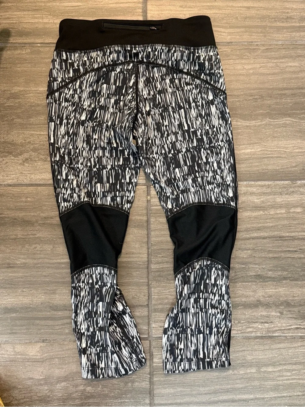 women's Nike Dri-FIT black and white graphic running crop leggings